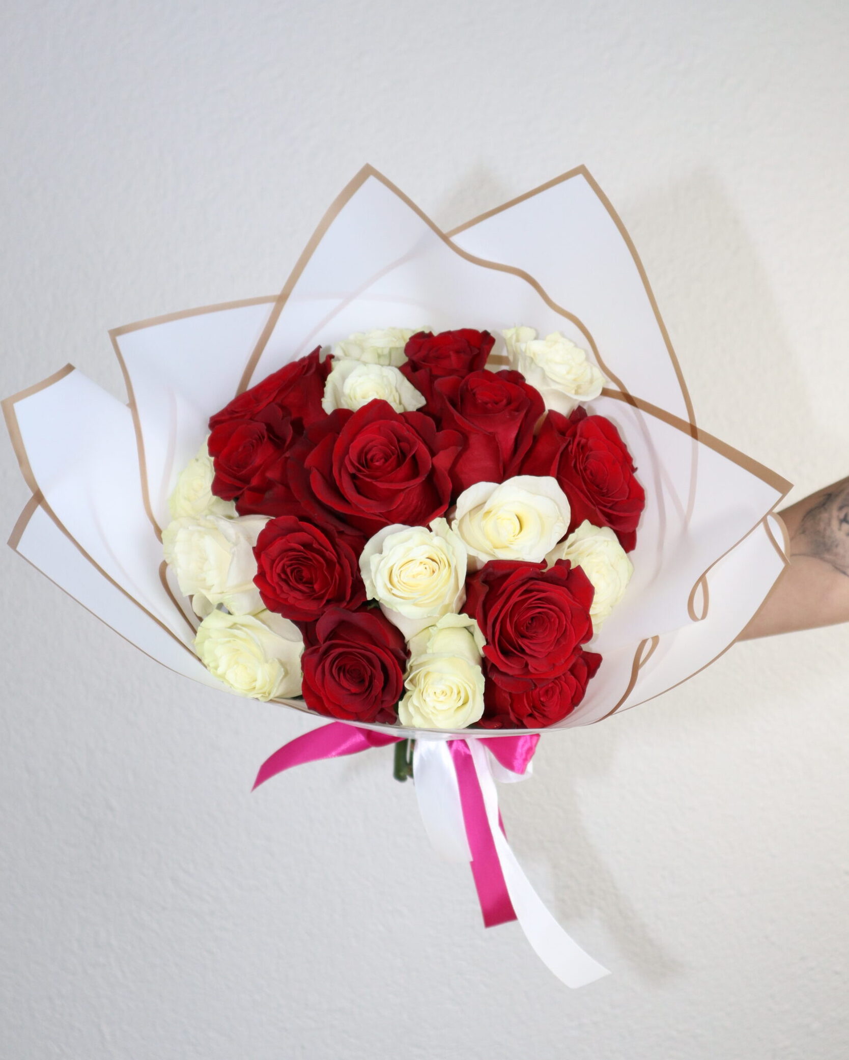 Bouquet Mixto Rosas Blancas y Rosas Rojas - Imagen 5