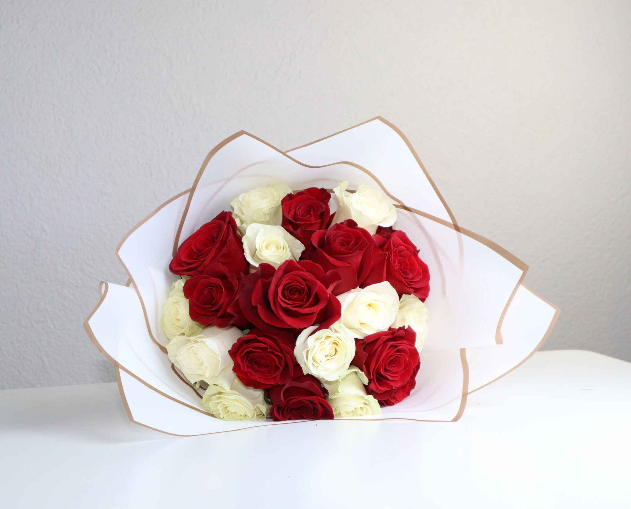 Bouquet Mixto Rosas Blancas y Rosas Rojas - Imagen 4