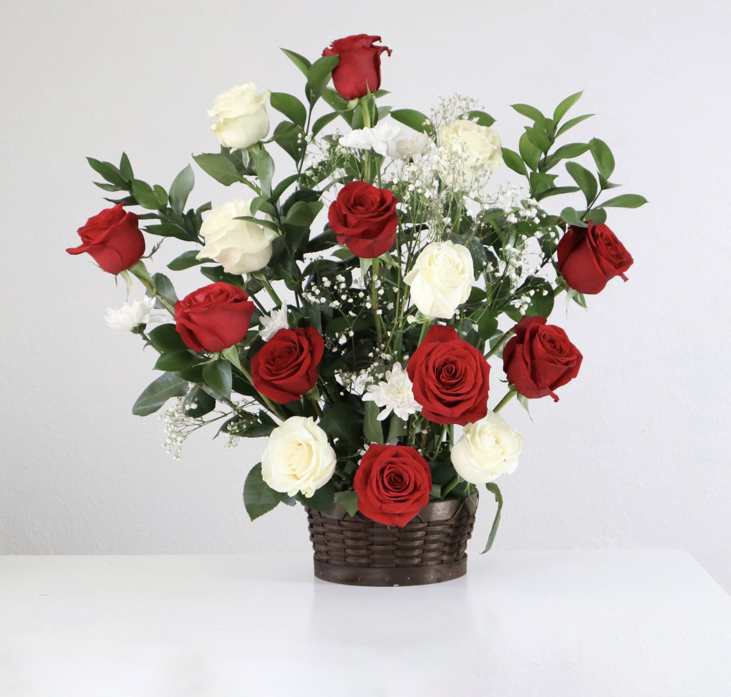 Canasta de Rosas Blancas y Rojas