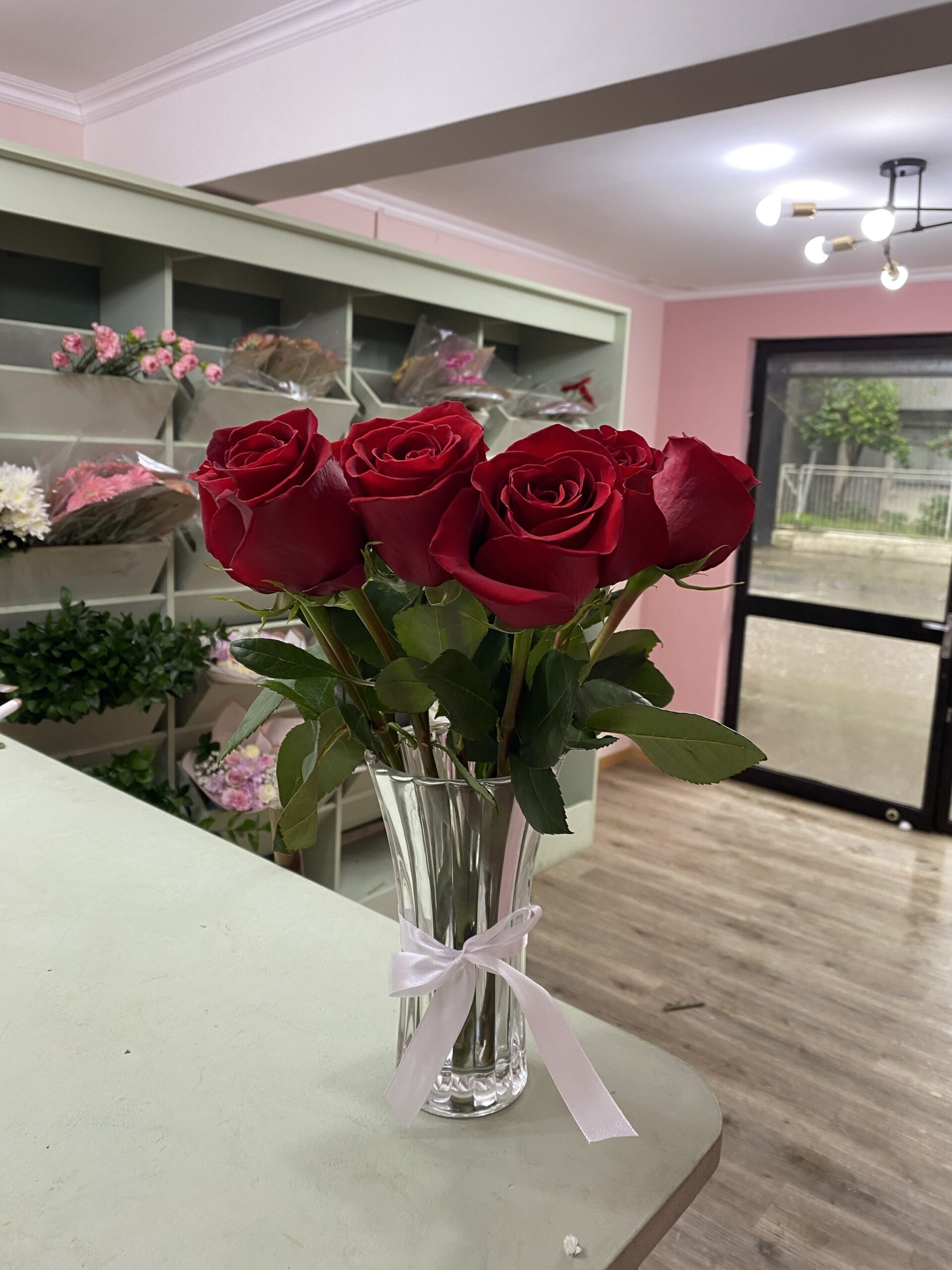 Florero de Vidrio con 12 Rosas Rojas - Imagen 2