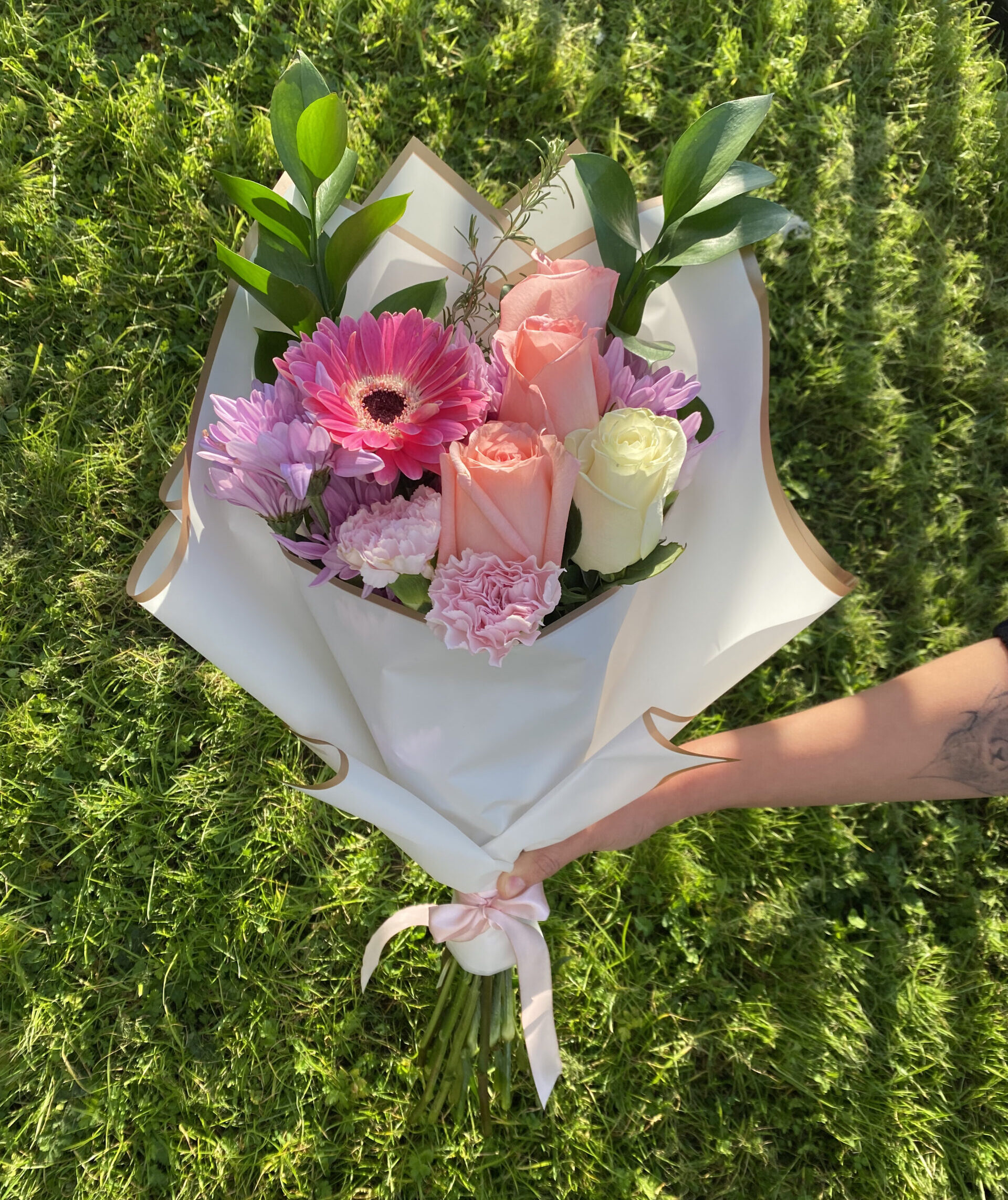 Ramo de Flores Mixtas y Rosas