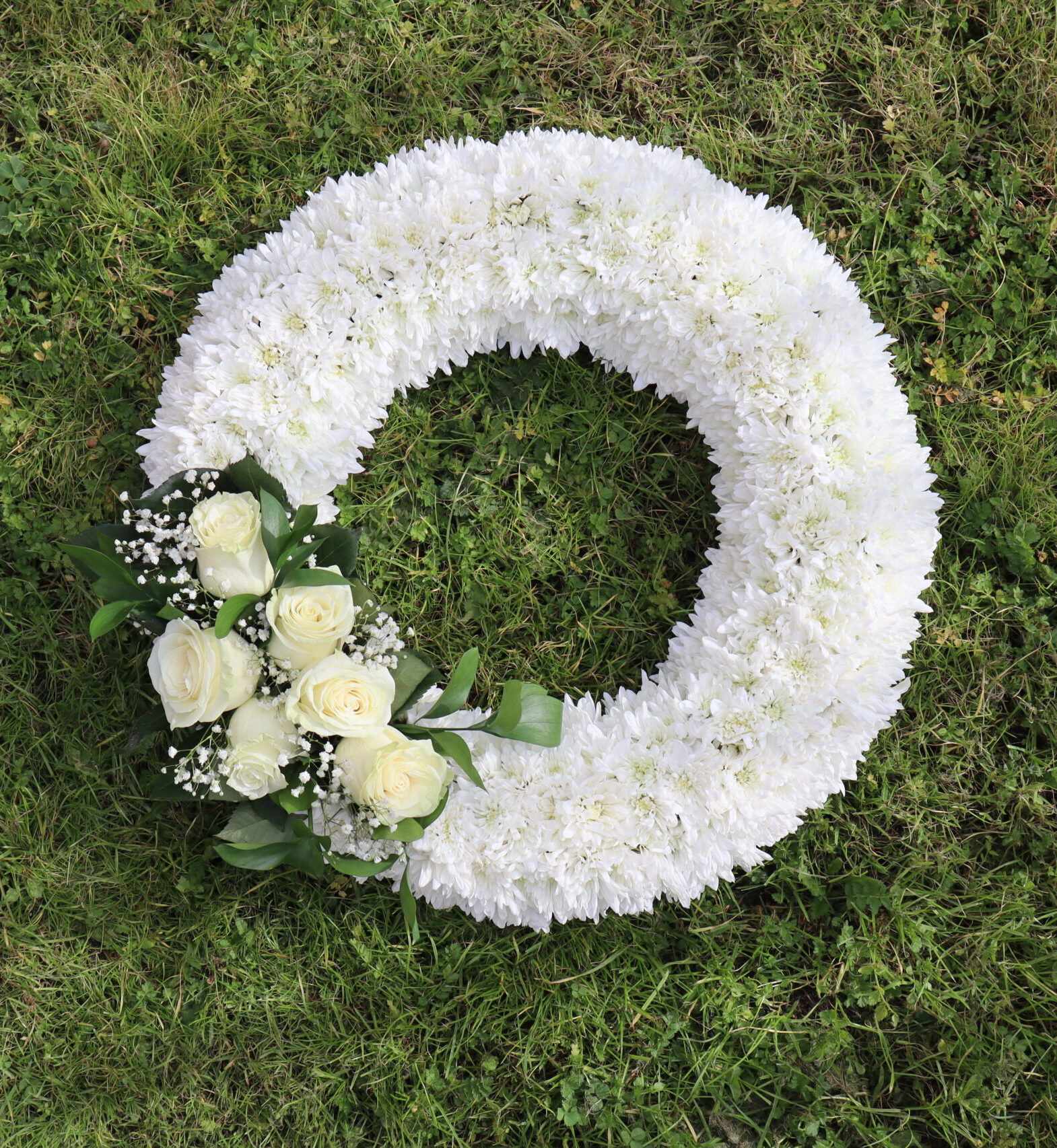 Corona de Condolencias con Rosas Blancas L
