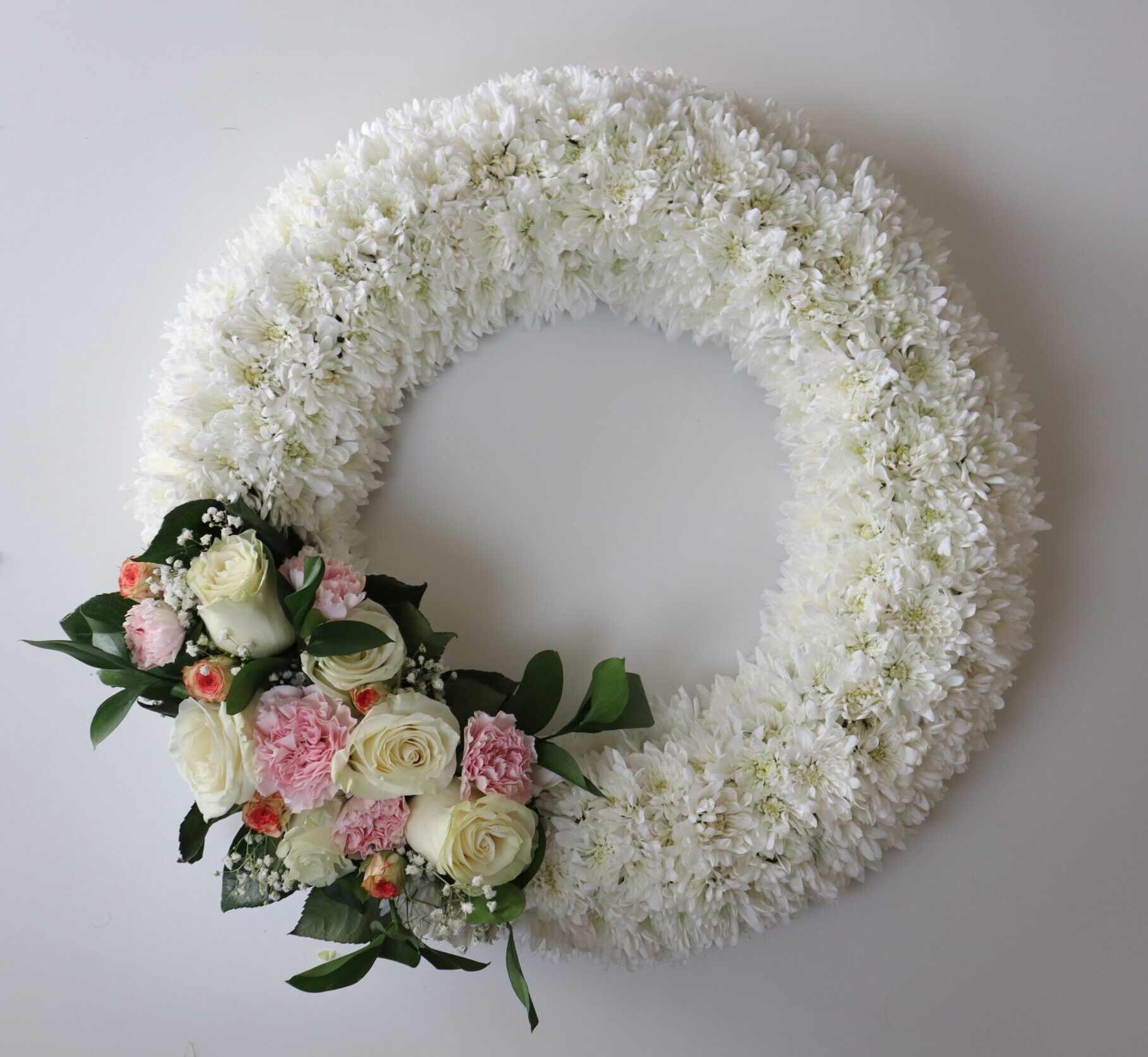 Corona de Condolencias con Rosas Blancas y Mixtas L - Imagen 2