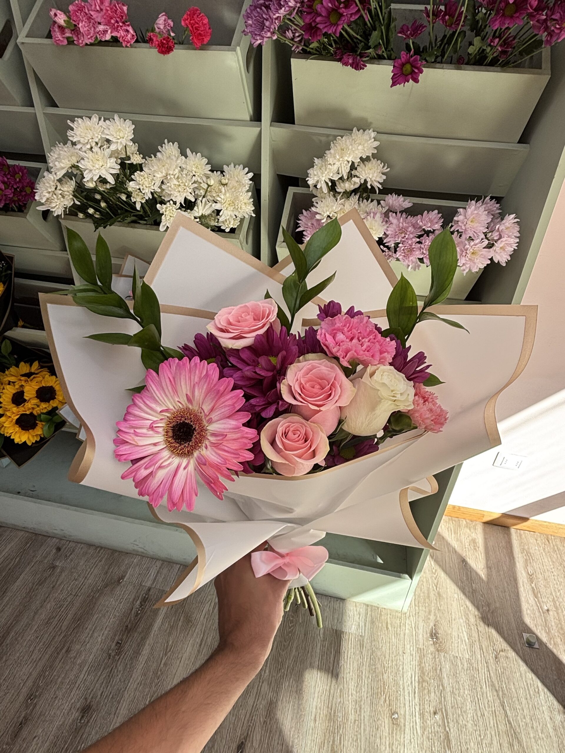 Ramo de Flores Mixtas y Rosas - Imagen 3