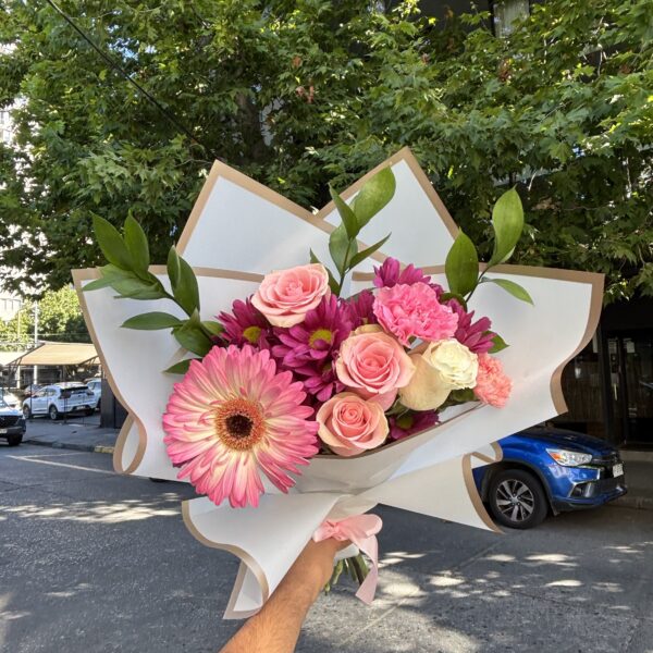 Ramo de Flores Mixtas y Rosas