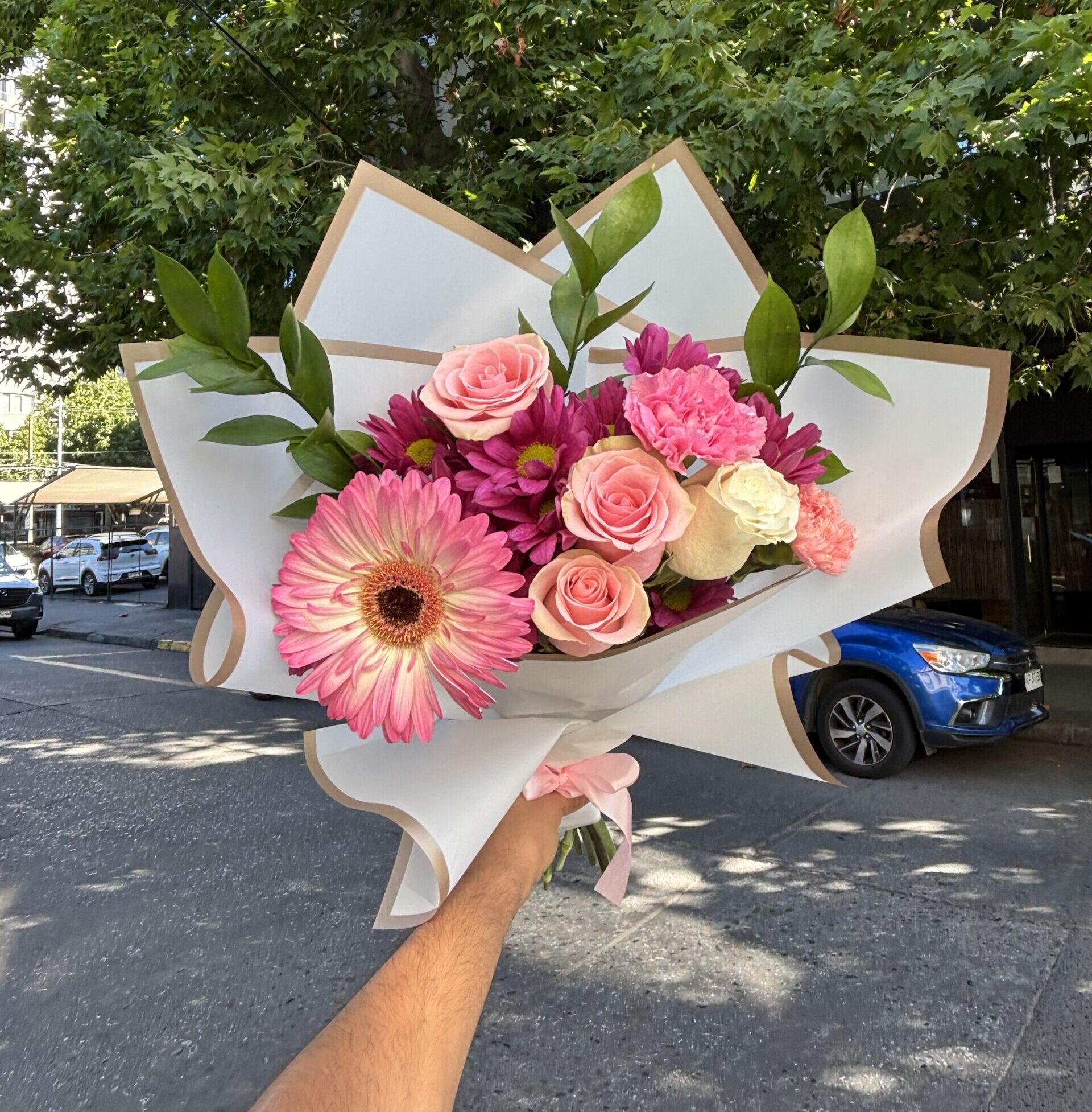 Ramo de Flores Mixtas y Rosas
