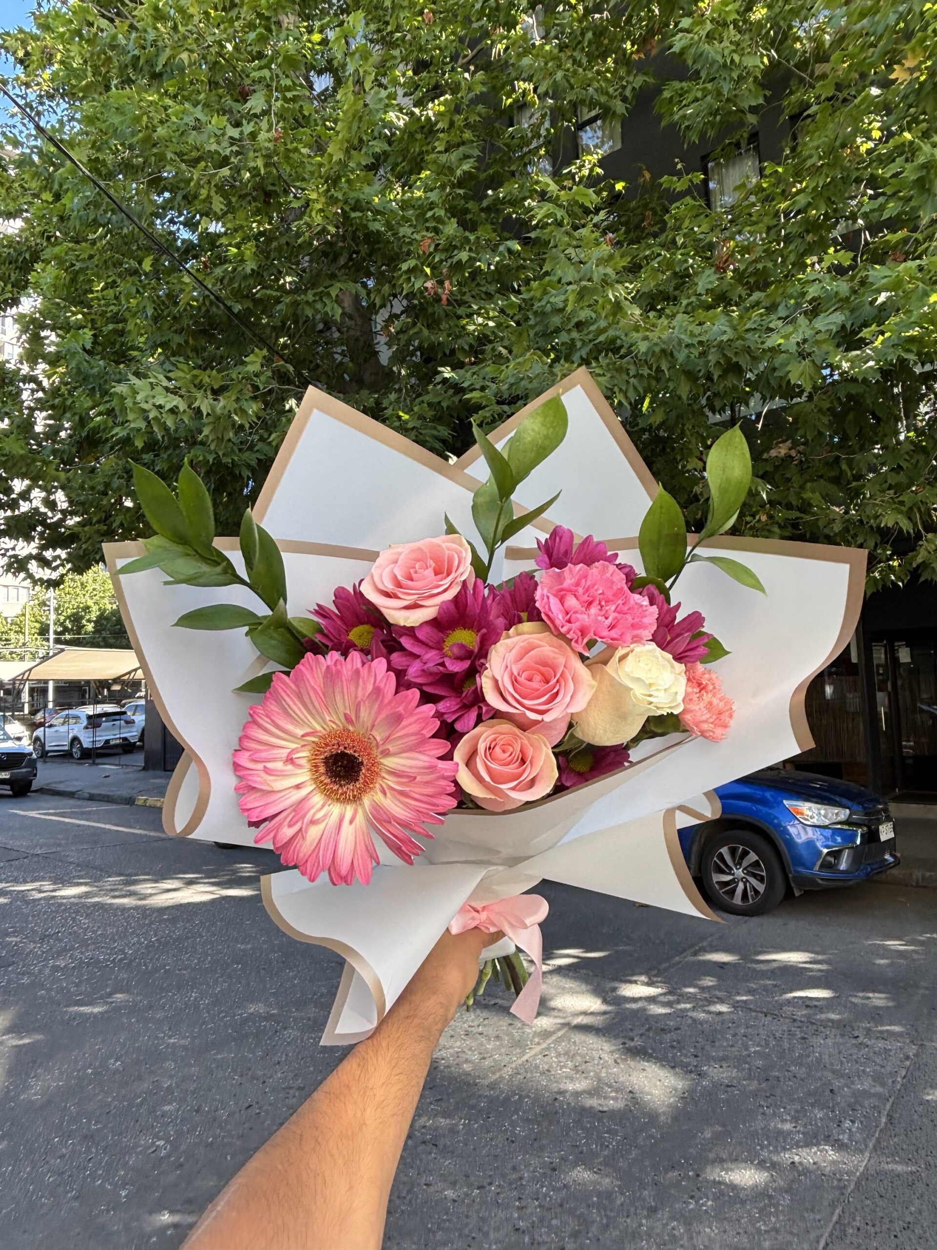 Ramo de Flores Mixtas y Rosas - Imagen 2