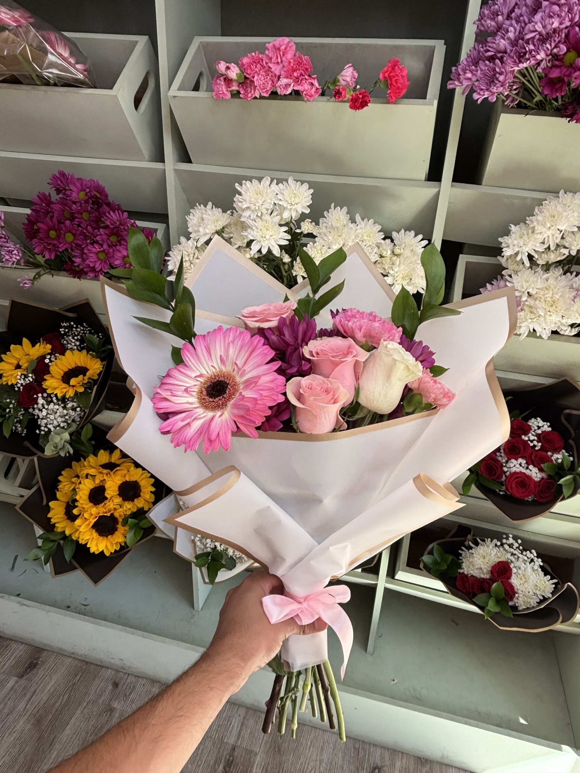 Ramo de Flores Mixtas y Rosas - Imagen 4