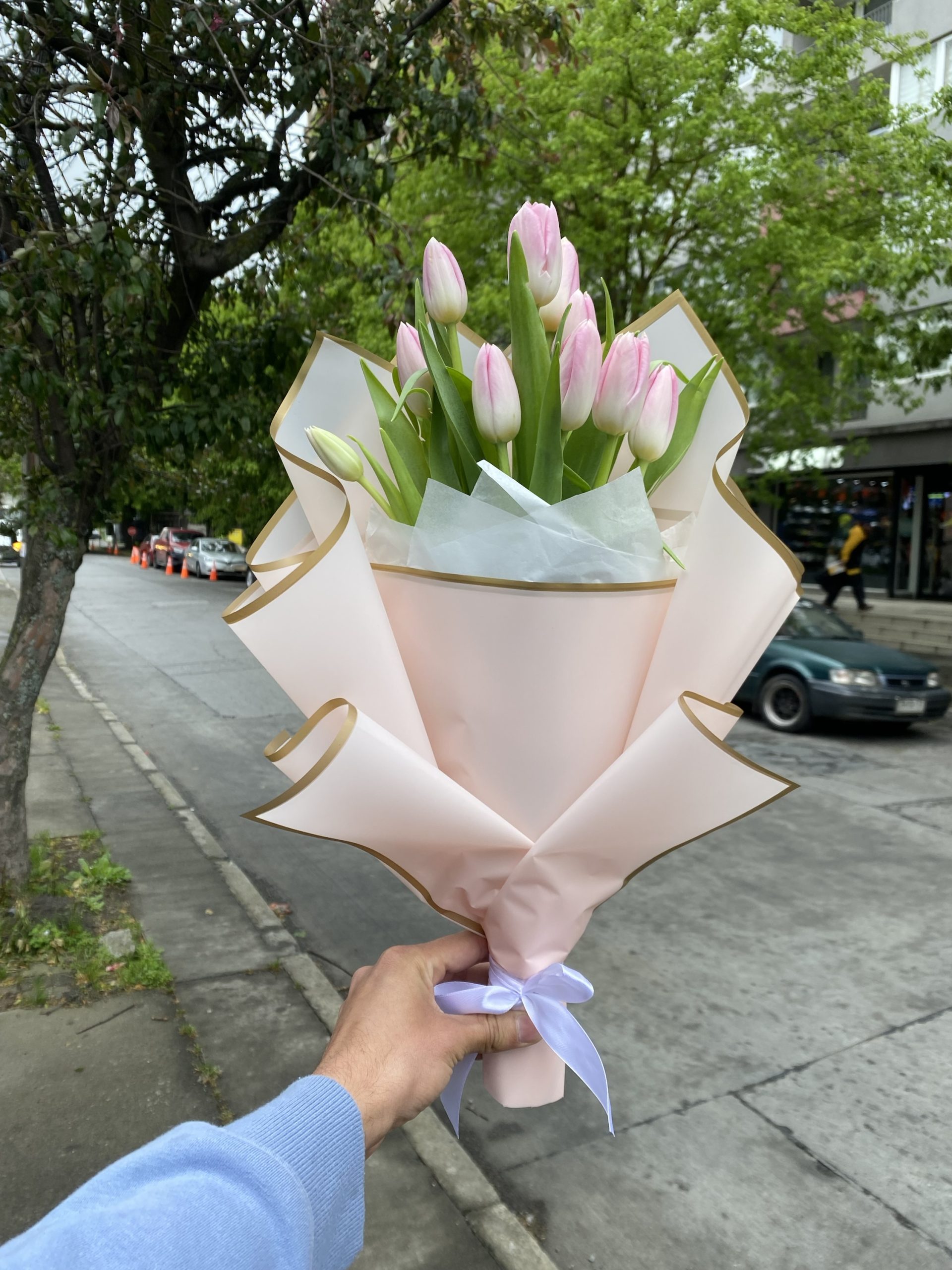 Ramo de Tulipanes Rosados Premium - Imagen 2