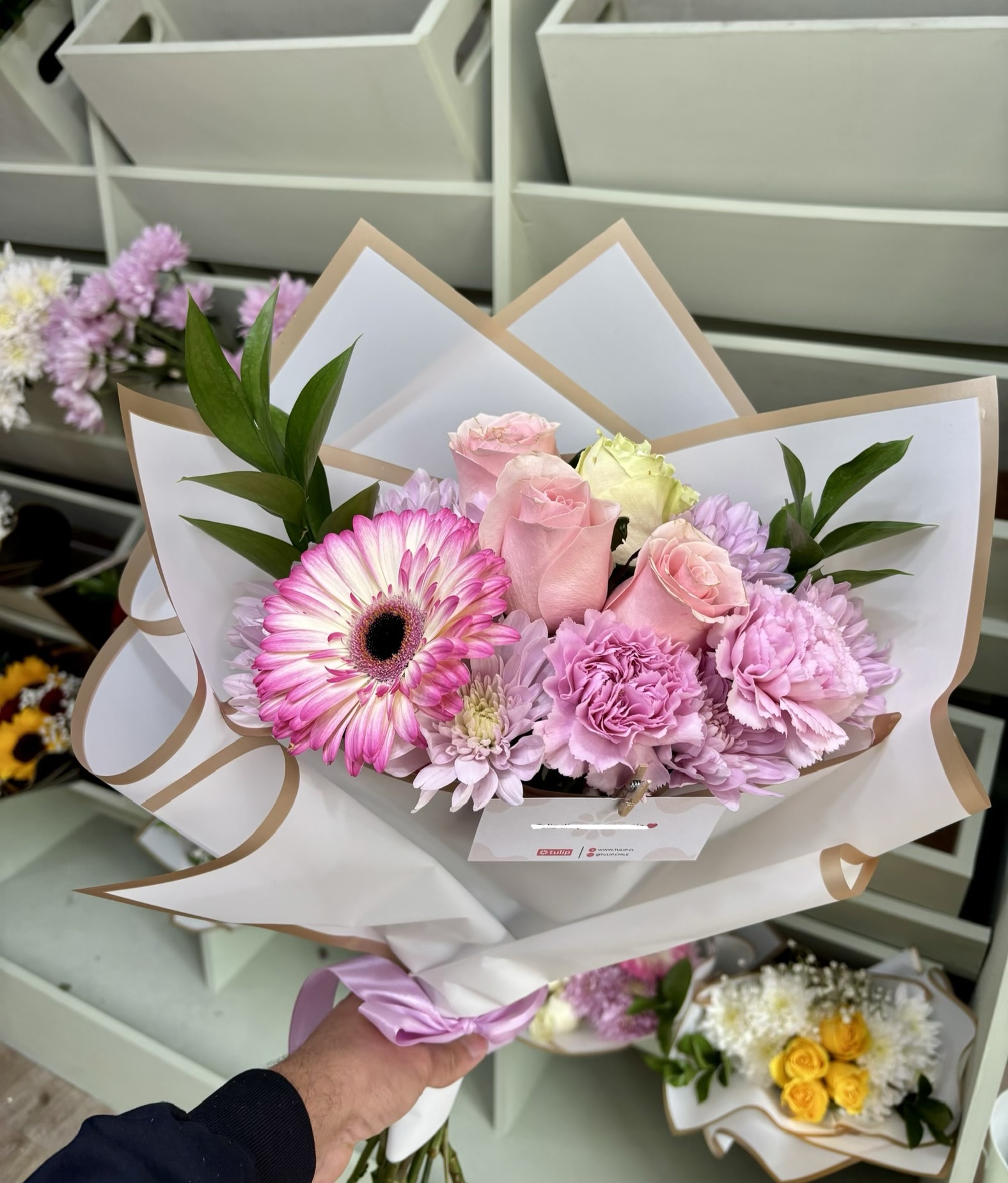 Ramo de Flores Mixtas y Rosas - Imagen 4