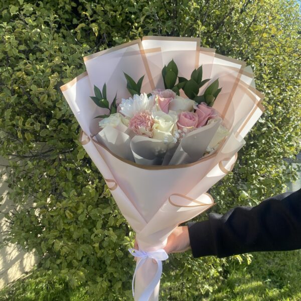 Ramo Rosegold Rosas Rosadas, Blancas y Claveles