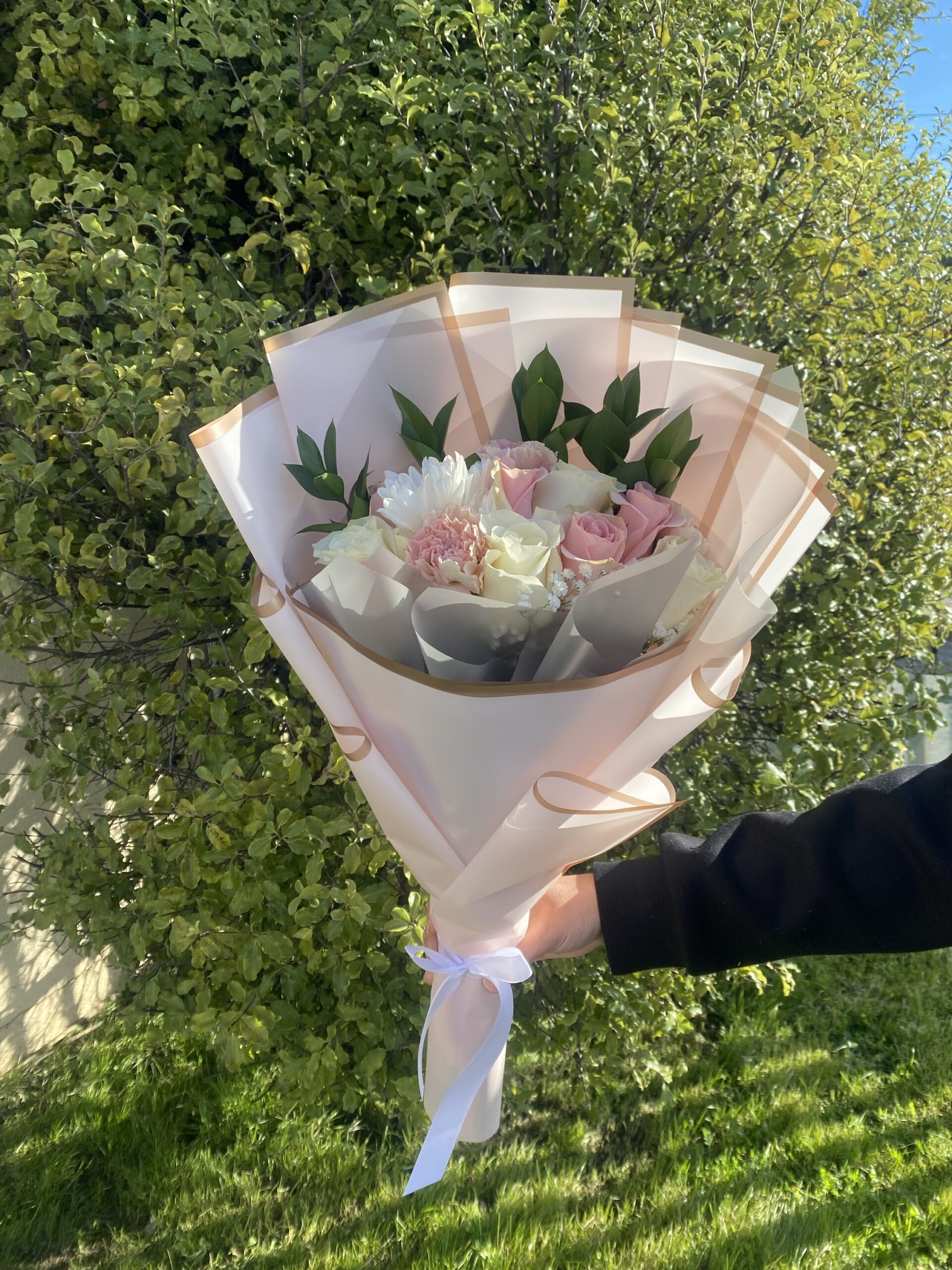 Ramo Rosegold Rosas Rosadas, Blancas y Claveles