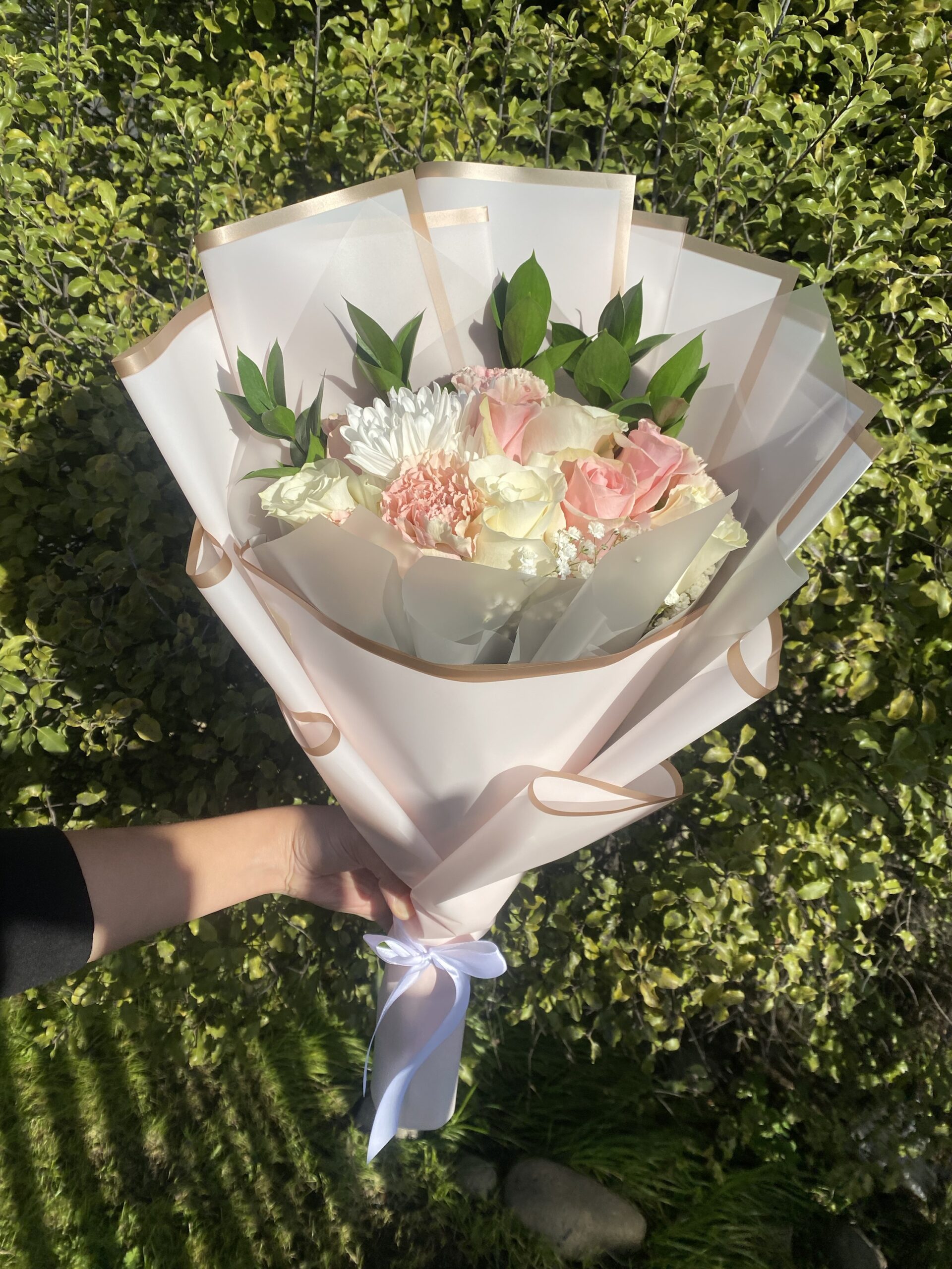 Ramo Rosegold Rosas Rosadas, Blancas y Claveles - Imagen 4