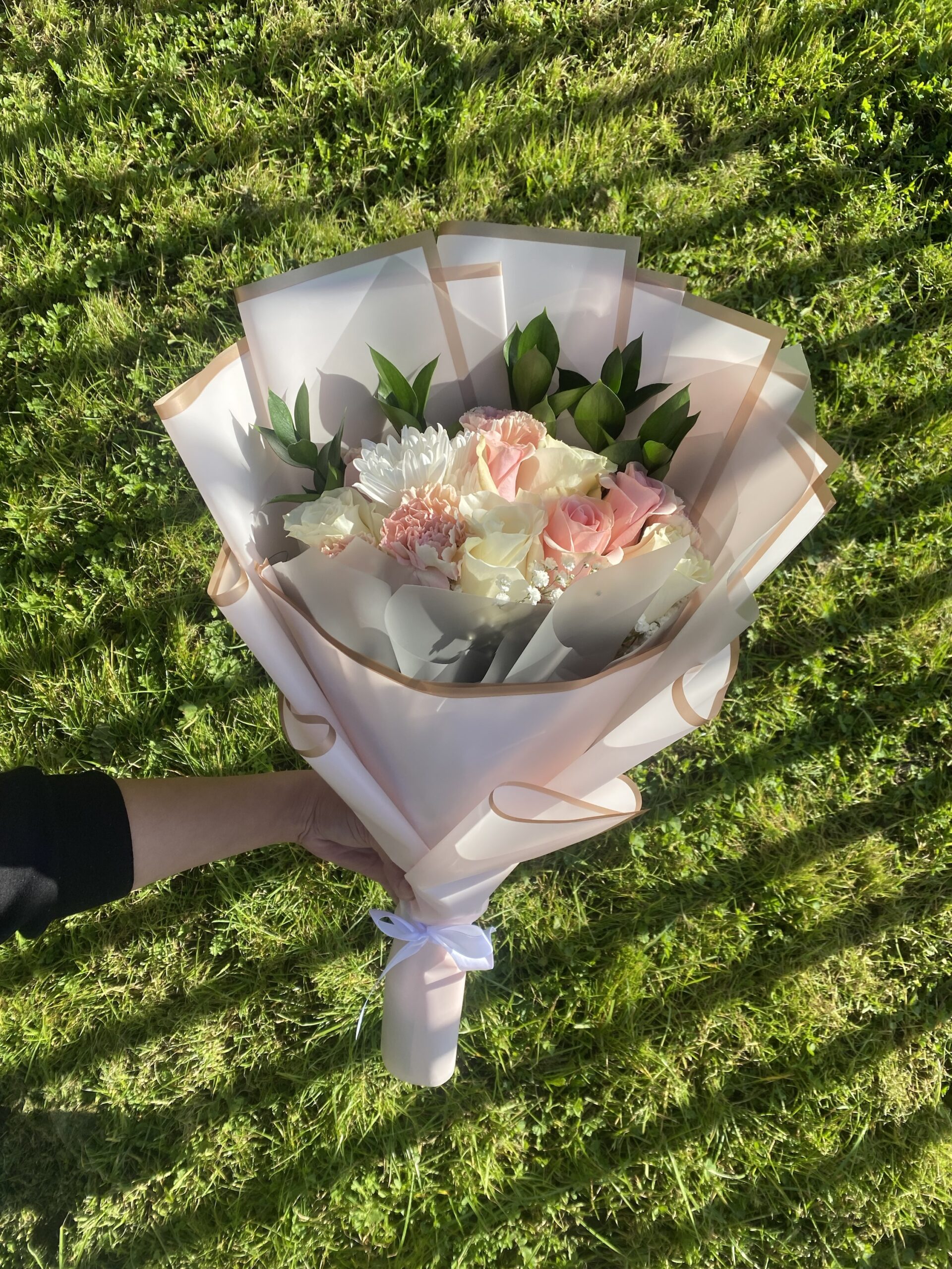 Ramo Rosegold Rosas Rosadas, Blancas y Claveles - Imagen 2