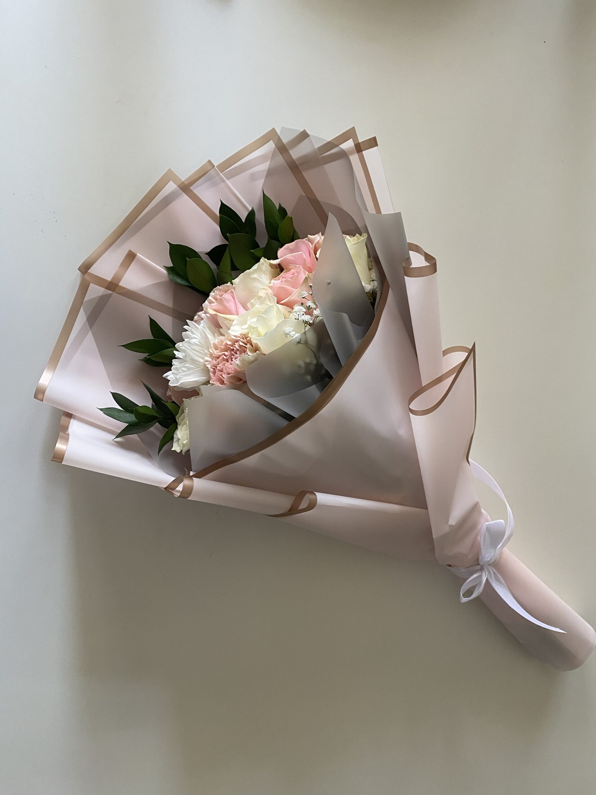 Ramo Rosegold Rosas Rosadas, Blancas y Claveles - Imagen 3