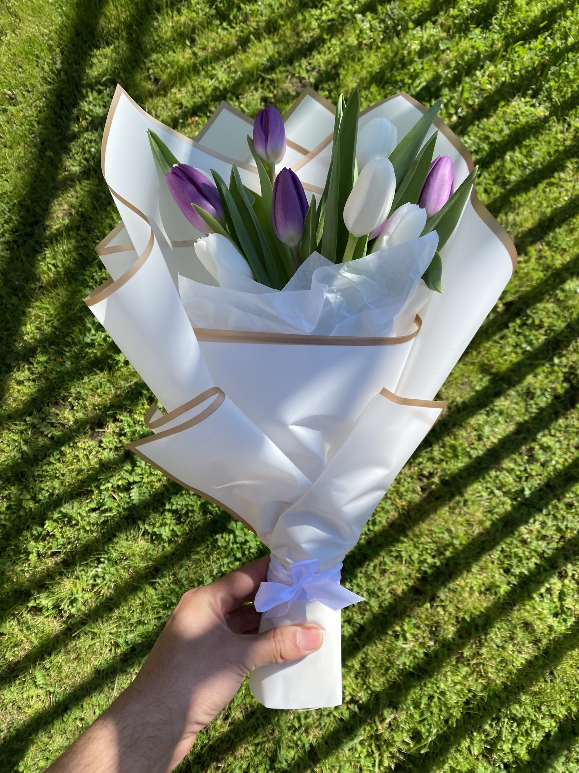 Ramo de Tulipanes Premium Lila - Blanco - Imagen 3