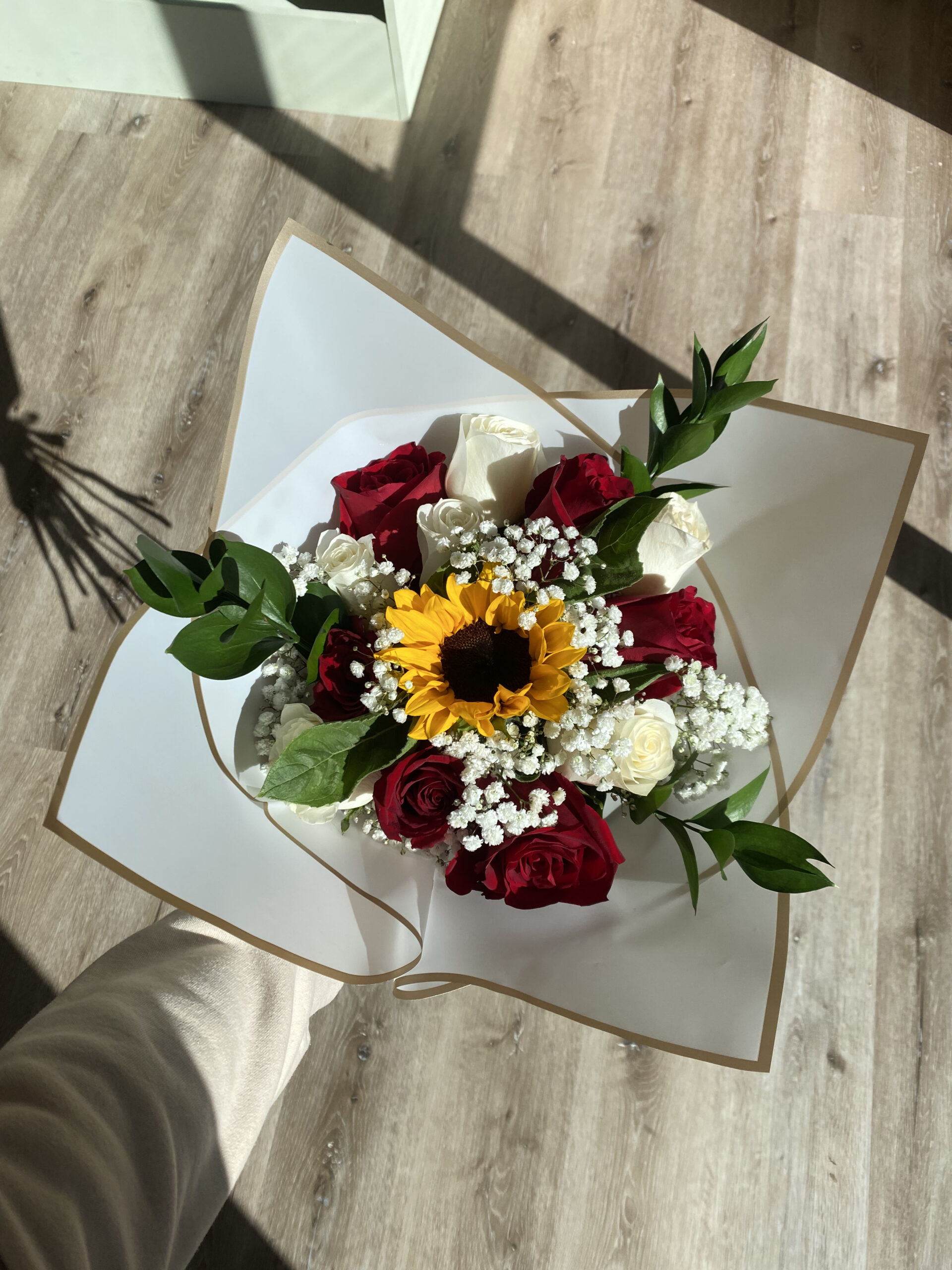 Ramo de Rosas y Girasol - Imagen 4