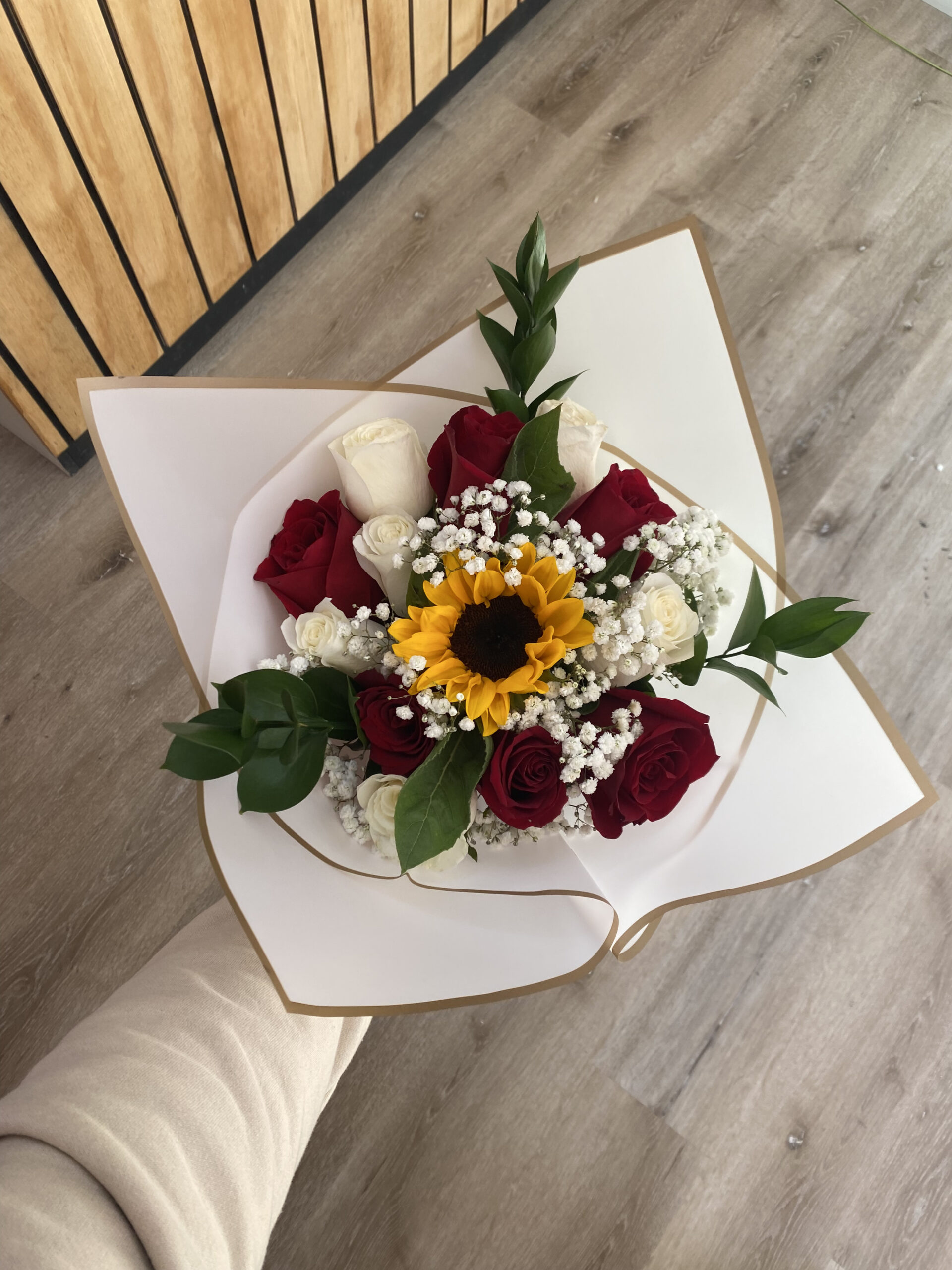 Ramo de Rosas y Girasol - Imagen 2