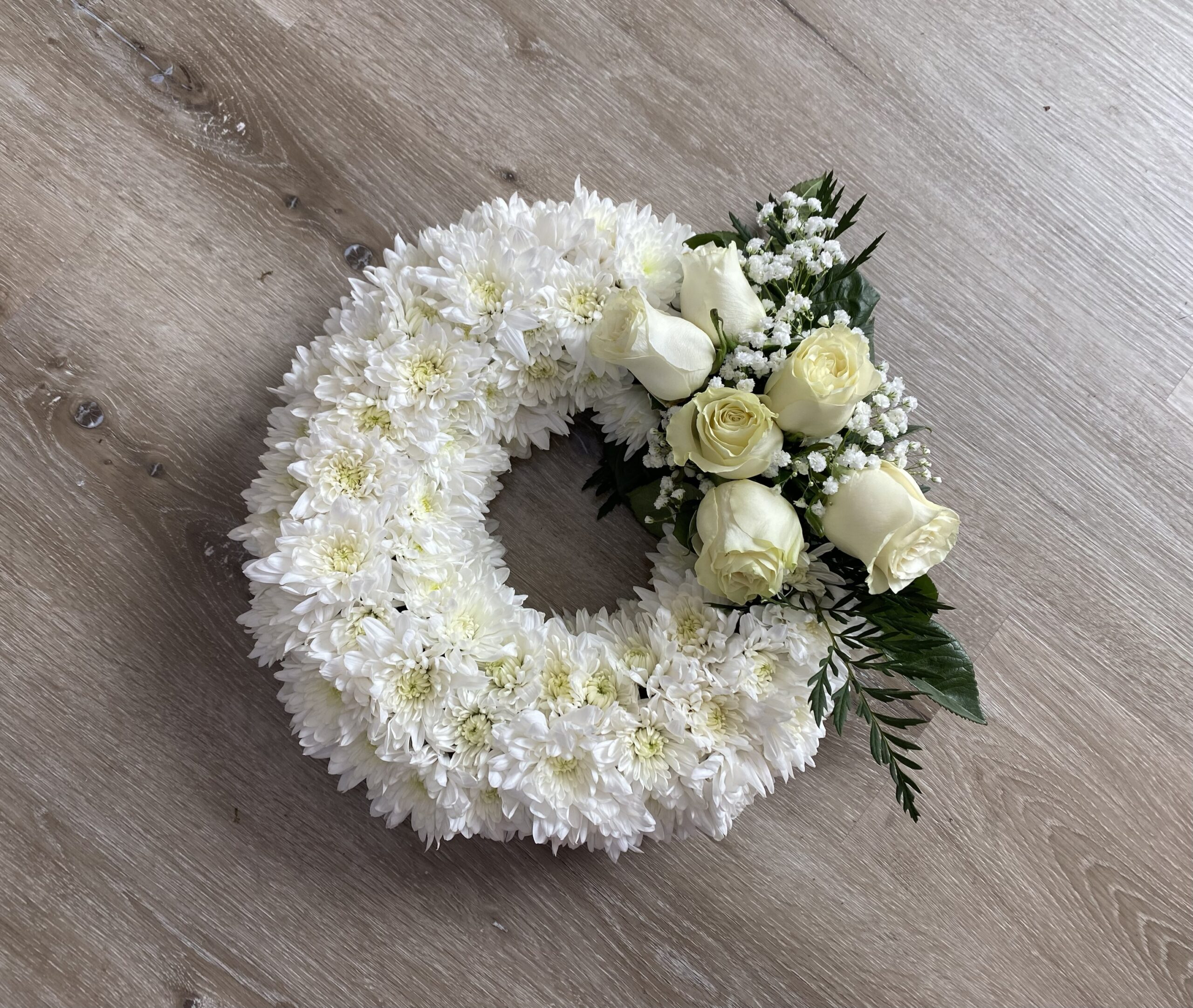 Corona de Condolencias con Rosas Blancas M