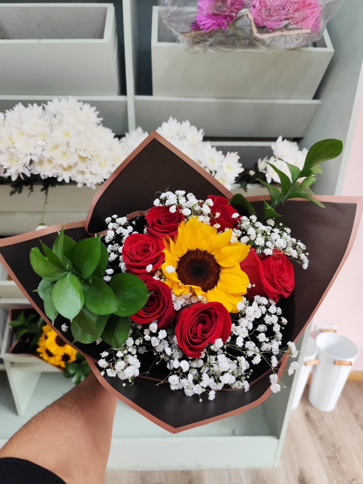 Ramo de 6 Rosas y Girasol - Imagen 2