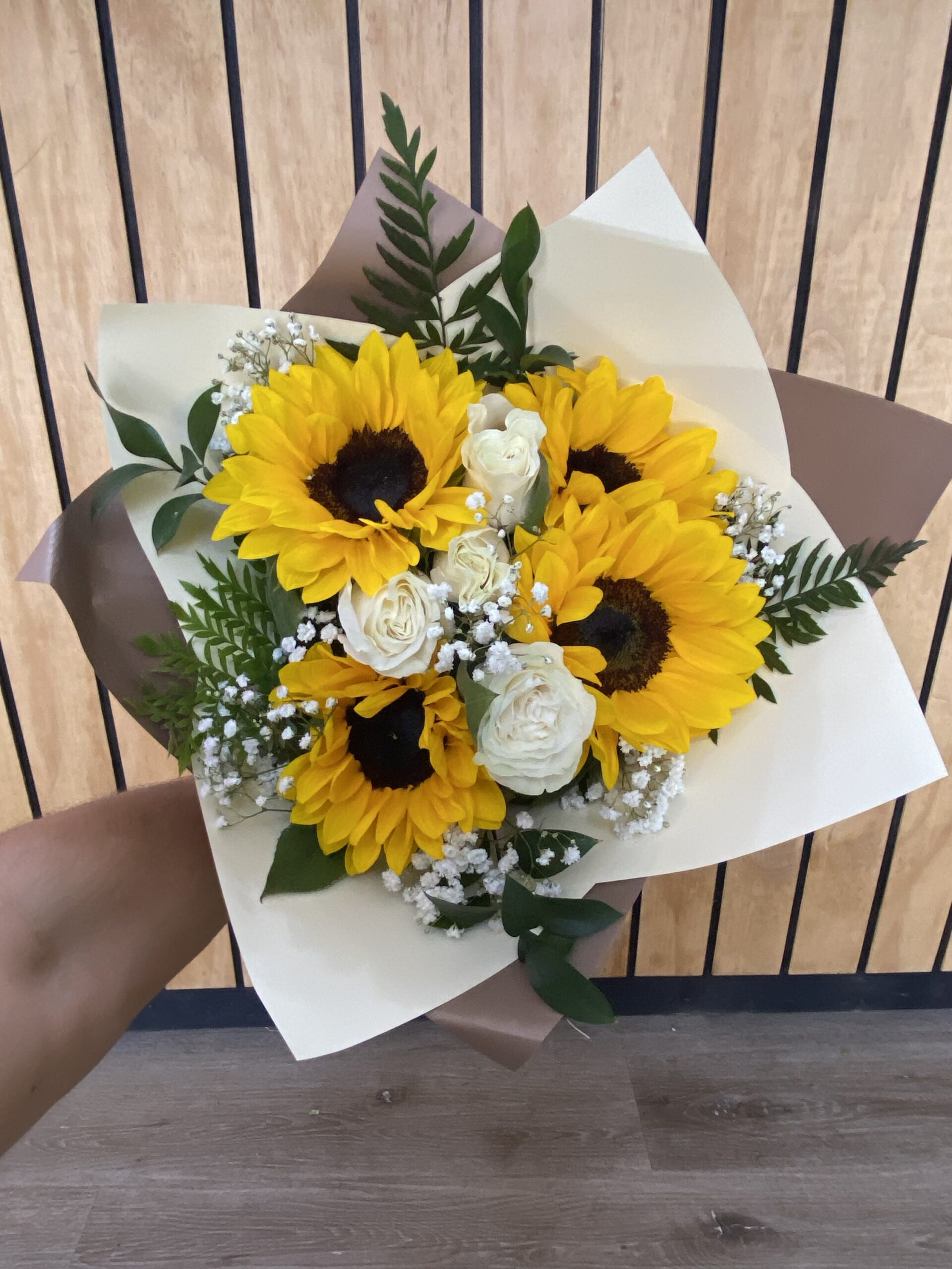 Ramo de Girasoles y Rosas Blancas - Imagen 2