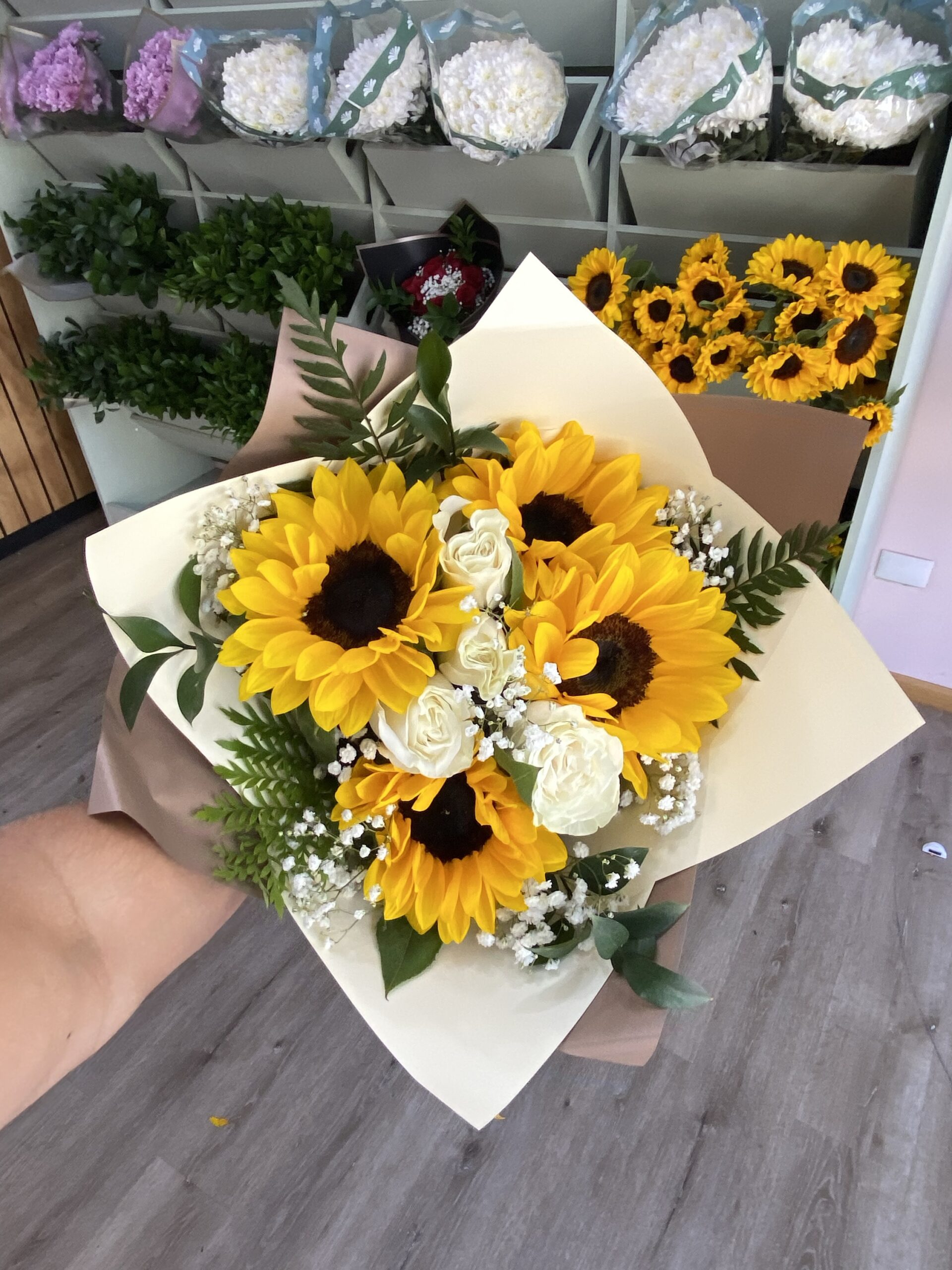 Ramo de Girasoles y Rosas Blancas - Imagen 3