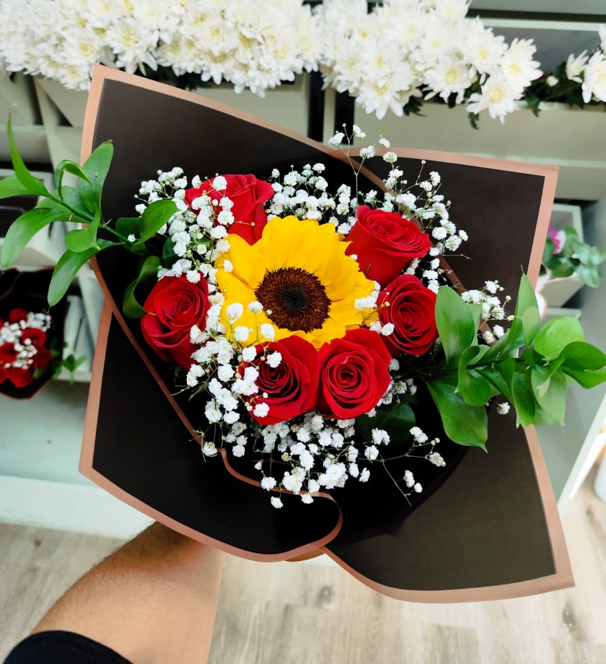 Ramo de 6 Rosas y Girasol