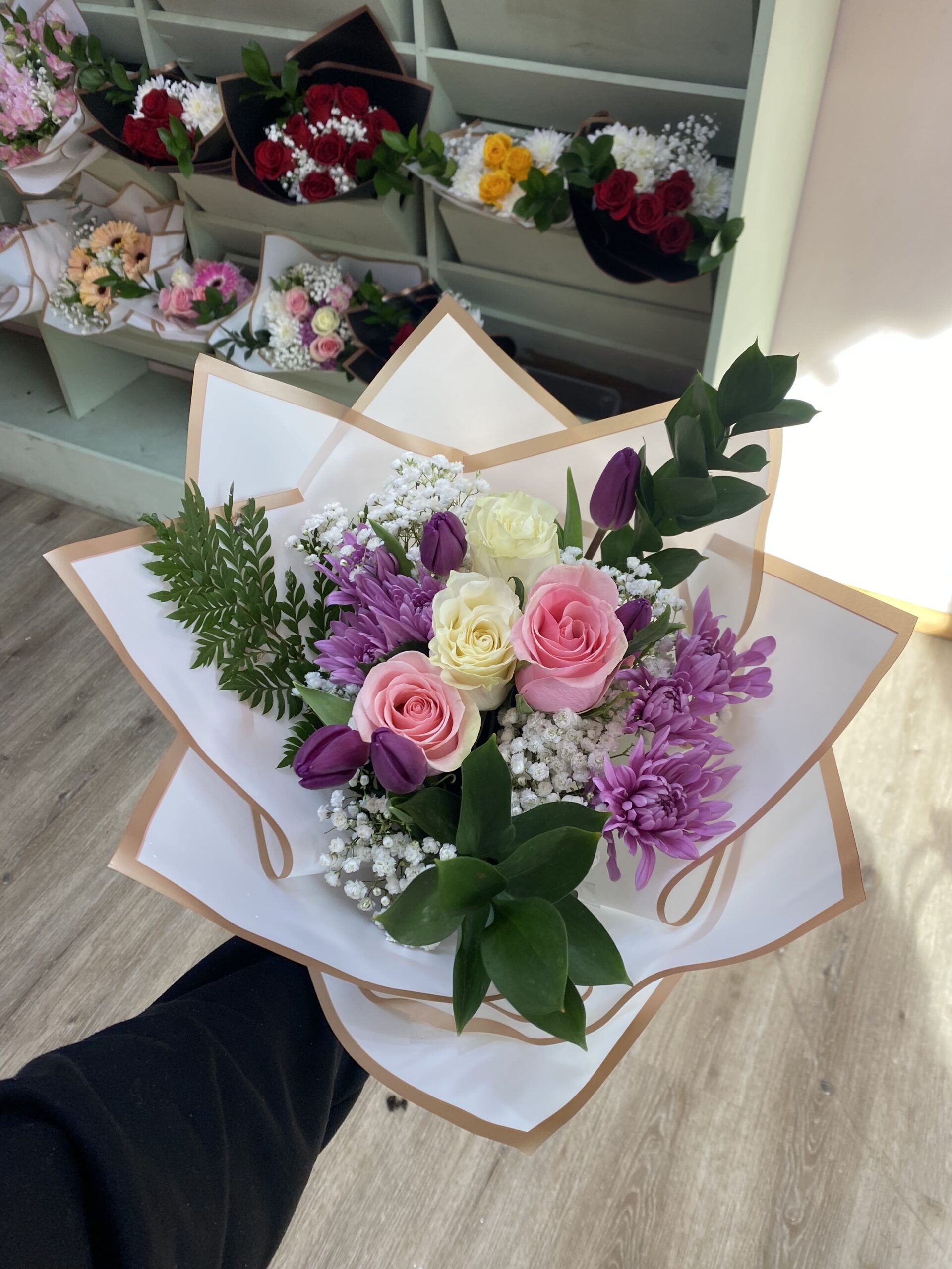 Ramo de Flores Mixtas con Tulipanes - Imagen 2