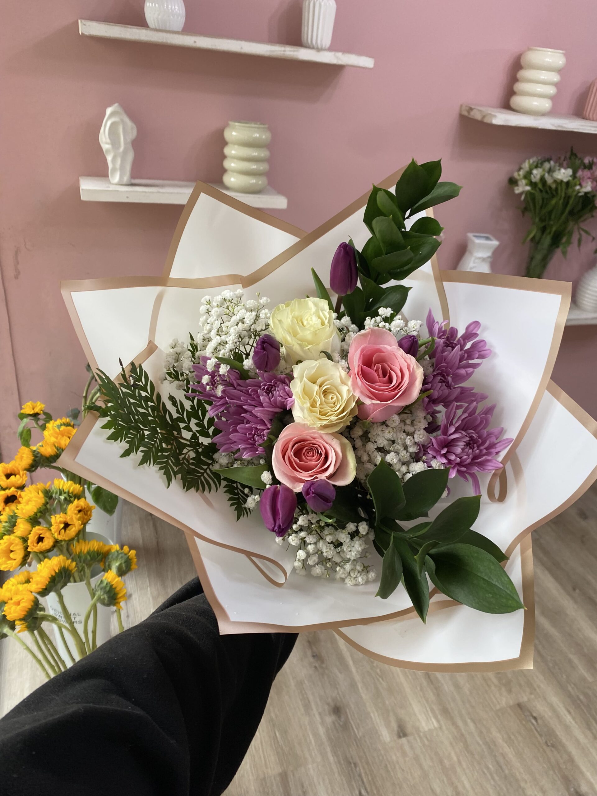 Ramo de Flores Mixtas con Tulipanes - Imagen 3