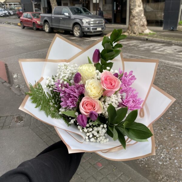 Ramo de Flores Mixtas con Tulipanes