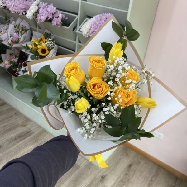 Ramo de Rosas Amarillas y Tulipanes
