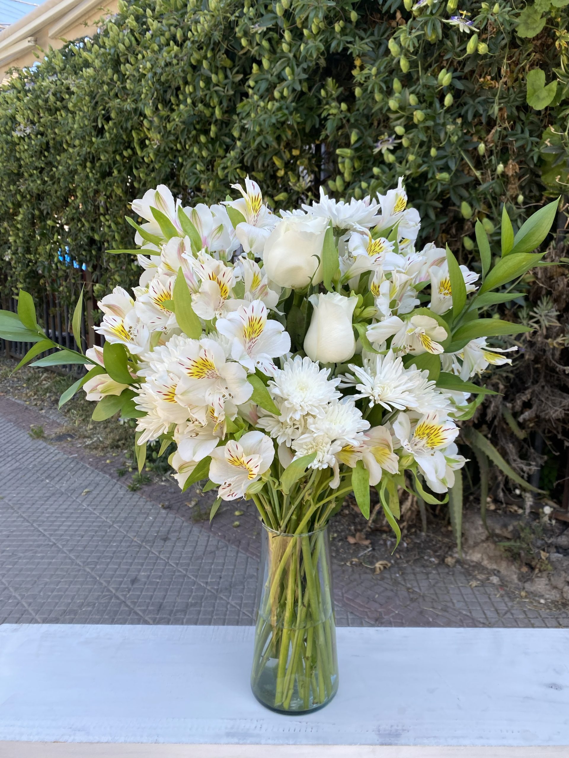 Florero Premium de Flores Blancas - Imagen 5