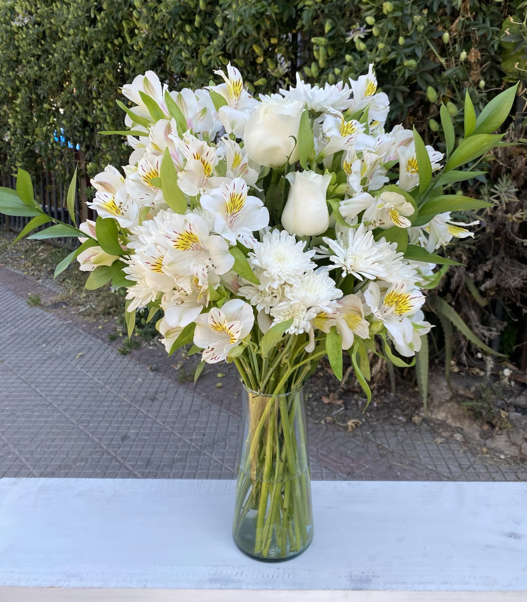 Florero Premium de Flores Blancas
